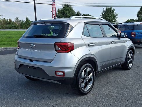 Used 2024 Hyundai Venue SEL FWD image 6