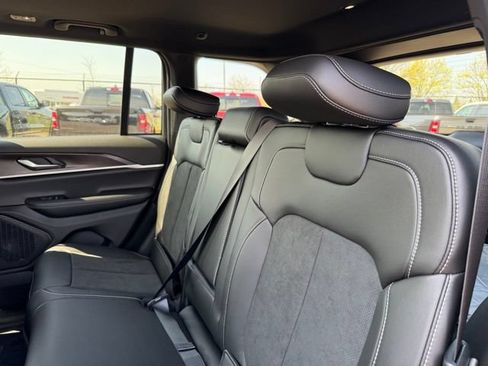 Used 2026 Jeep Grand Cherokee Altitude AWD/4WD image 9