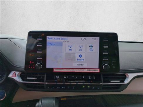 Used 2024 Toyota Sienna Limited image 16