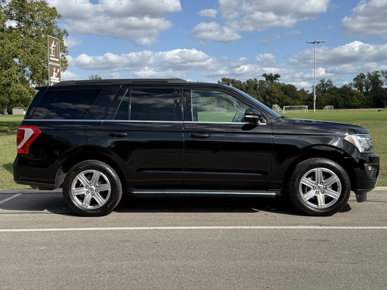 Used 2019 Ford Expedition XLT w/ Equipment Group 202A AWD/4WD image 10