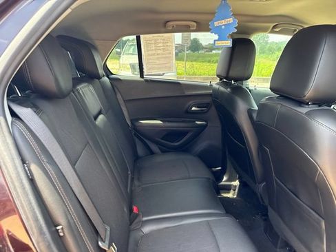 Used 2022 Chevrolet Trax LT w/ LT Convenience Package AWD/4WD image 21