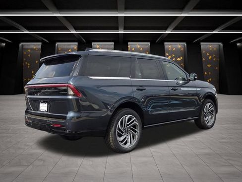 New 2026 Lincoln Navigator Reserve AWD/4WD image 2