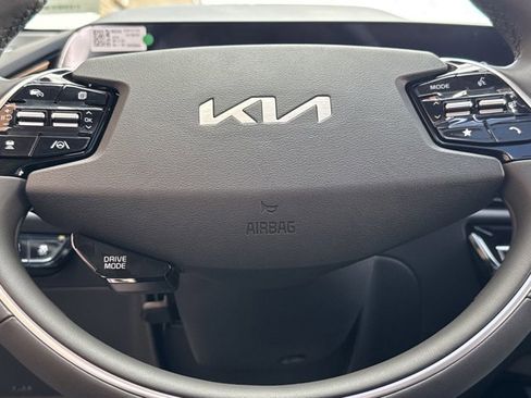 New 2025 Kia Niro EX Touring image 8