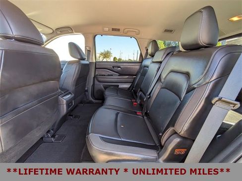 Used 2024 Nissan Pathfinder SL image 16