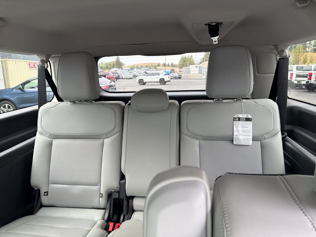 Used 2025 Ford Expedition Max Platinum w/ Driver's Package AWD/4WD image 17