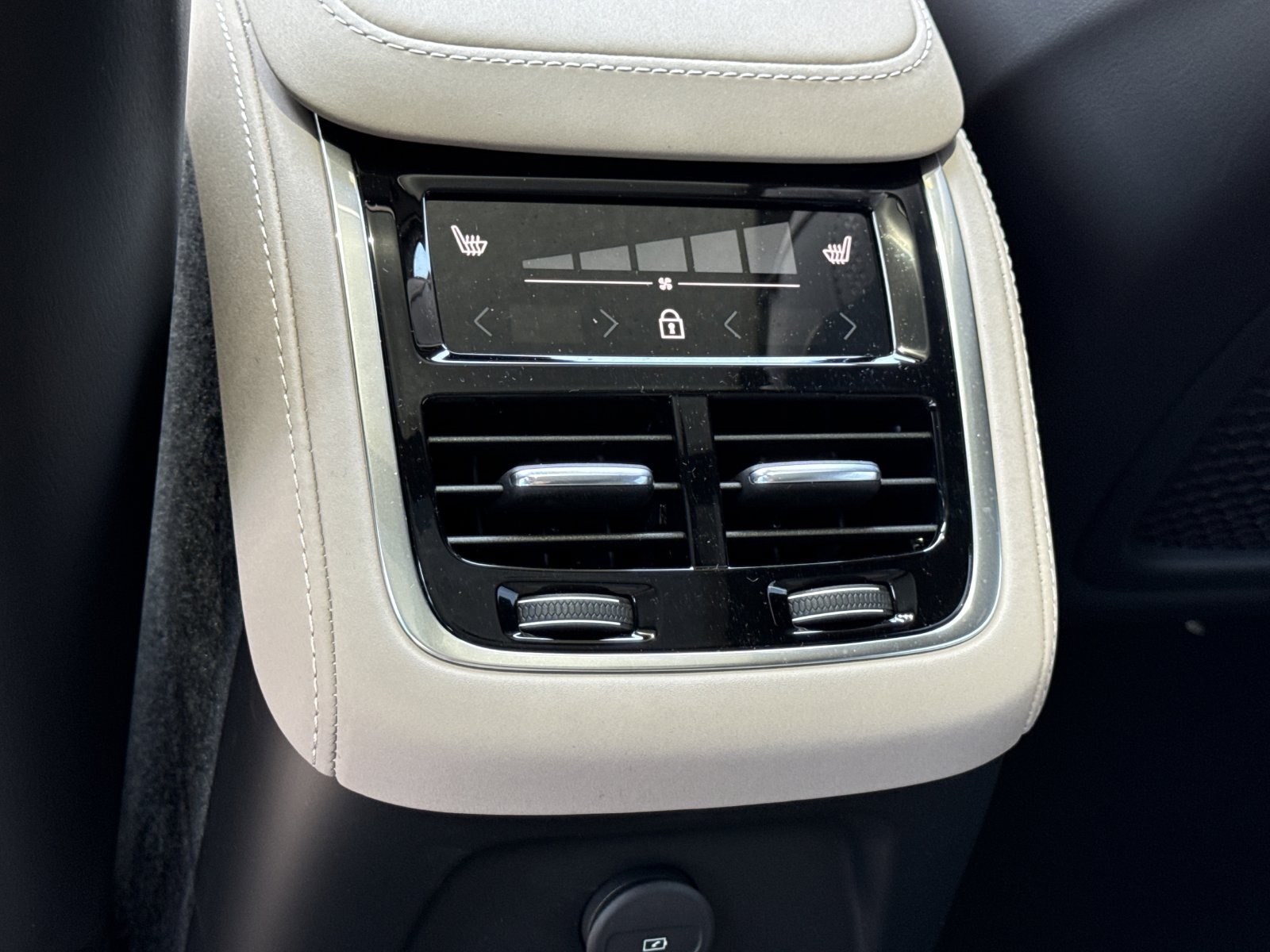 New 2026 Volvo XC90 T8 Plus w/ Protection Package Premier AWD/4WD image 17