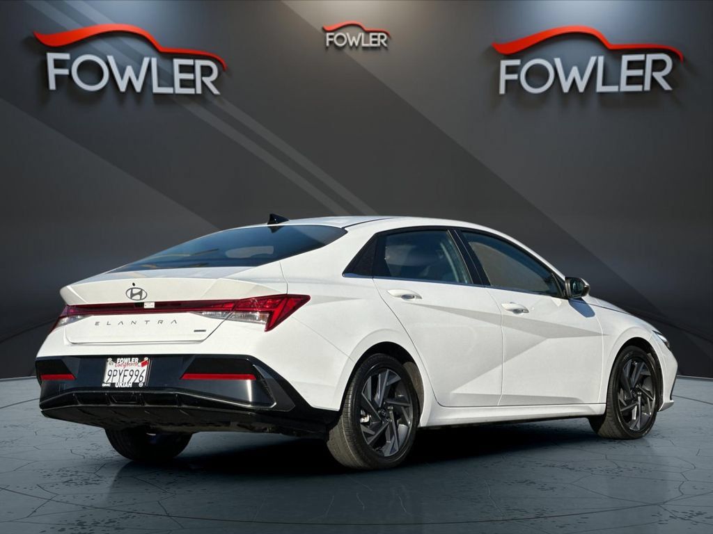 Used 2025 Hyundai Elantra Limited FWD image 5