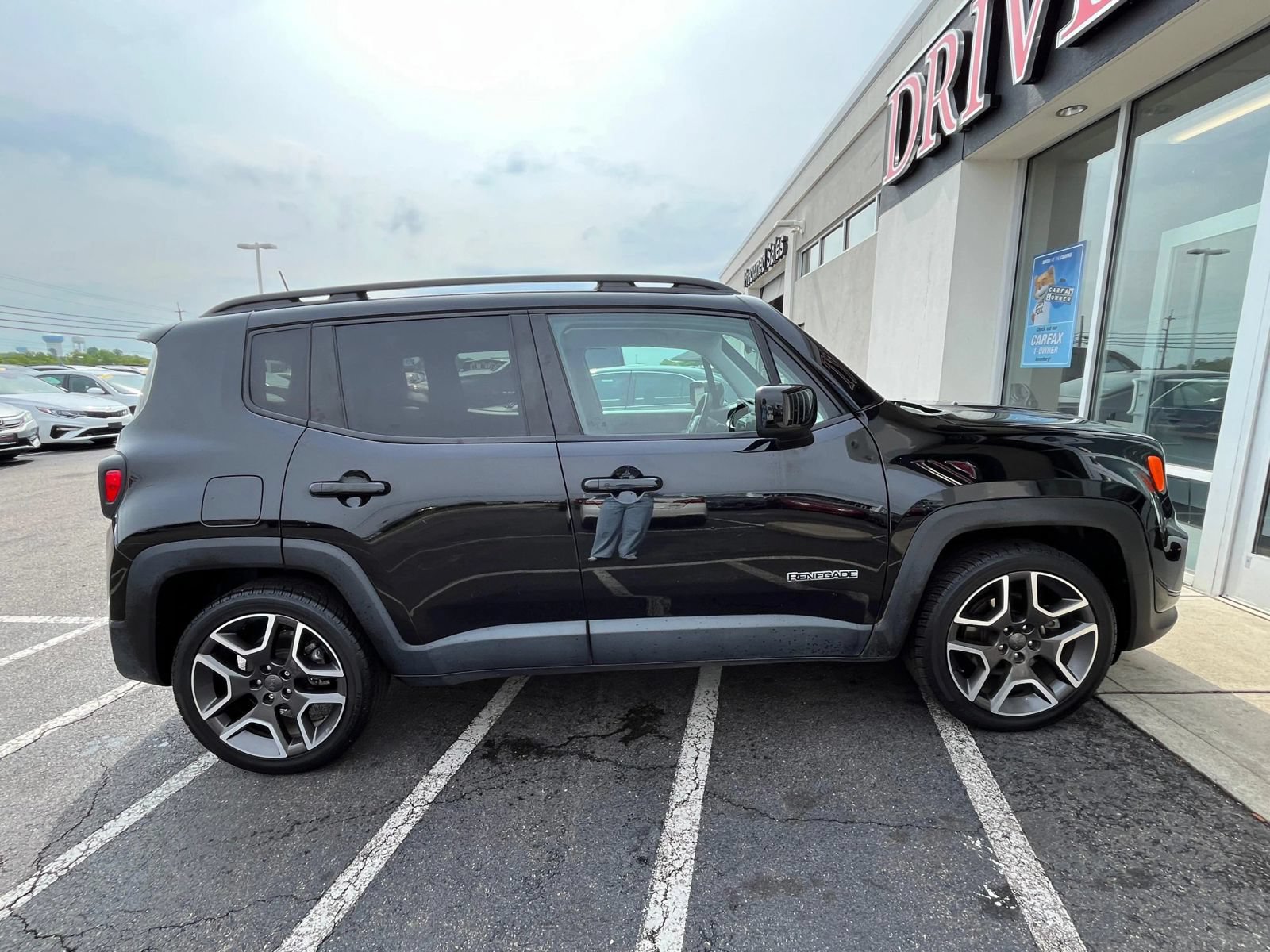Used 2020 Jeep Renegade Latitude FWD image 11