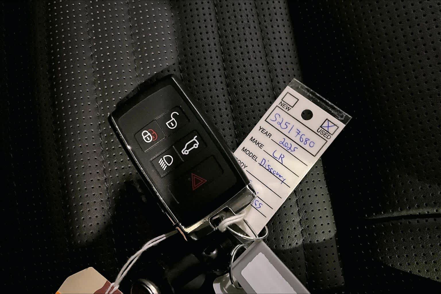 Used 2025 Land Rover Discovery Dynamic SE AWD/4WD image 28
