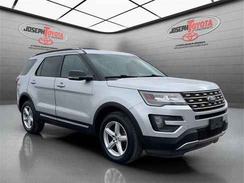 Used 2016 Ford Explorer XLT image 15