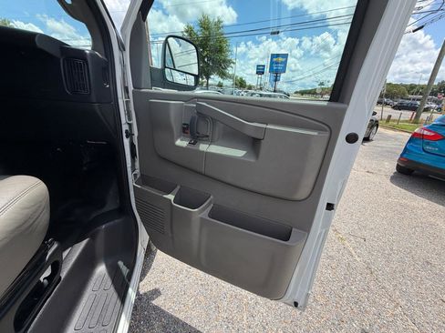 Used 2017 Chevrolet Express 2500 RWD image 30