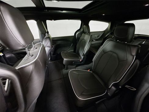 New 2026 Chrysler Pacifica Limited FWD image 18