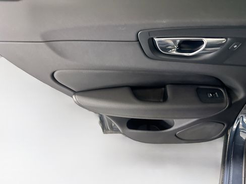 Used 2020 Volvo XC60 T5 Momentum image 27