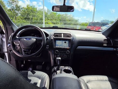 Used 2018 Ford Explorer XLT w/ Equipment Group 202A AWD/4WD image 27