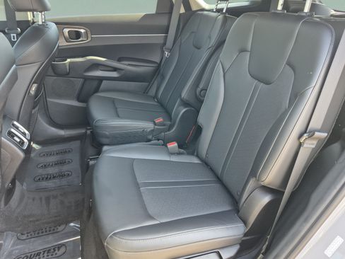 Used 2022 Kia Sorento EX w/ Panoramic Sunroof Package FWD image 17