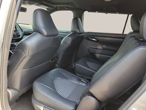 Used 2025 Toyota Highlander XSE AWD/4WD image 10