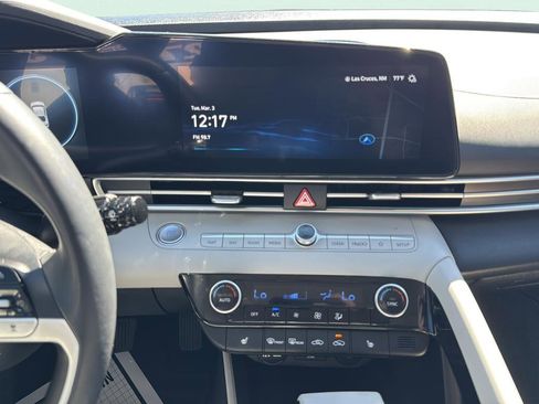 Used 2025 Hyundai Elantra Limited image 10