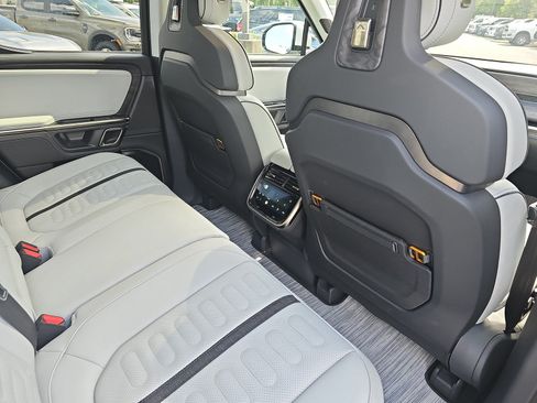 Used 2022 Rivian R1T Adventure AWD/4WD image 11