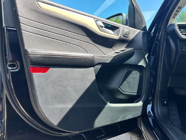 Used 2021 Ford Escape Titanium w/ Titanium Elite Package AWD/4WD image 12