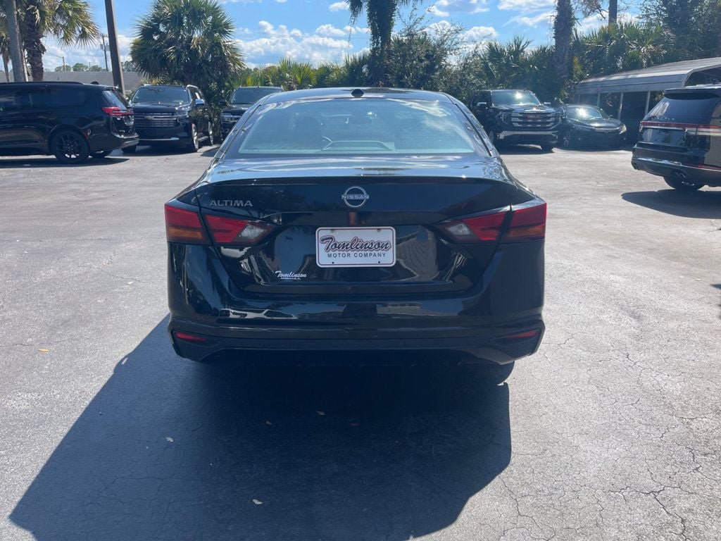 Used 2025 Nissan Altima 2.5 SV FWD image 3