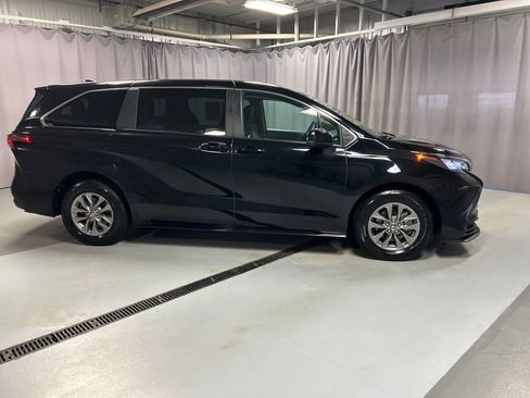 Used 2024 Toyota Sienna LE image 8