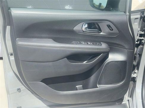 New 2025 Chrysler Pacifica Select image 12