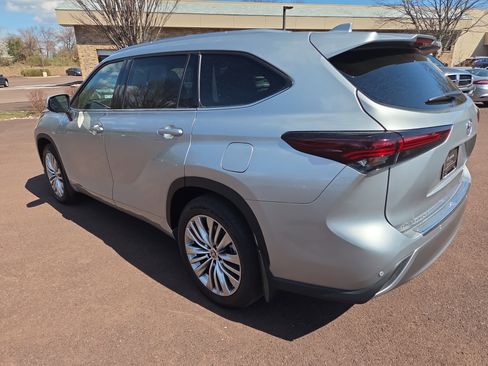 Used 2024 Toyota Highlander Platinum image 5