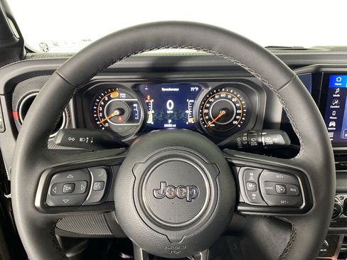 Used 2025 Jeep Wrangler Unlimited Rubicon w/ Convenience Group AWD/4WD image 20