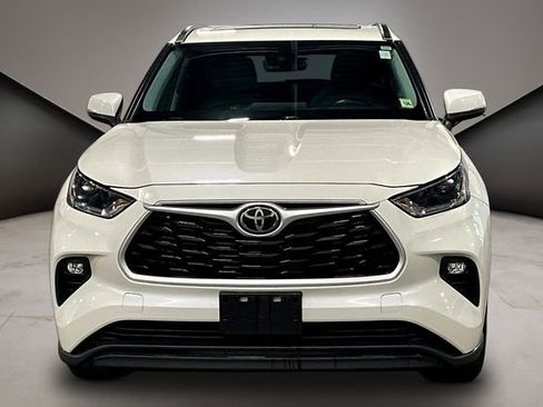 Used 2021 Toyota Highlander XLE AWD/4WD image 2