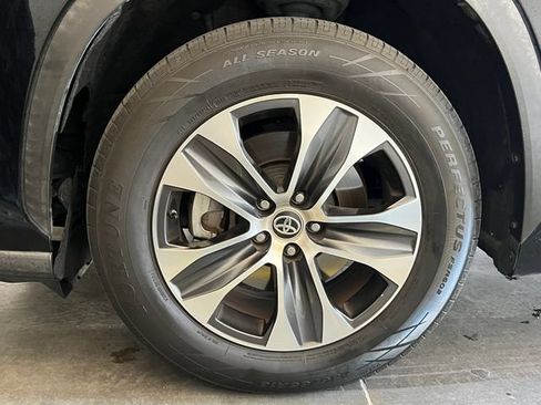 Used 2020 Toyota Highlander XLE FWD image 9
