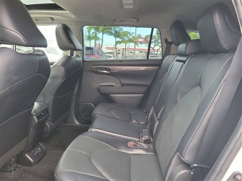 Used 2023 Toyota Highlander Limited image 7