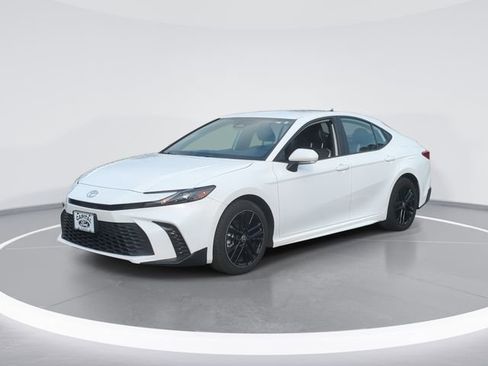 Used 2025 Toyota Camry SE FWD image 1