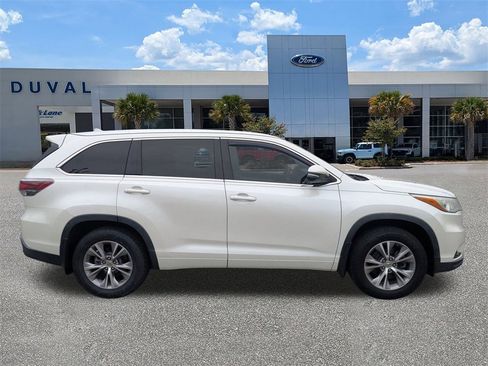 Used 2015 Toyota Highlander XLE image 3