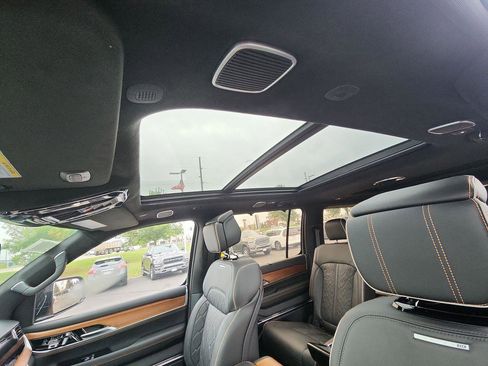 New 2023 Jeep Grand Wagoneer Series III w/ HD Trailer Tow Package image 22