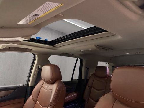 Used 2020 Cadillac Escalade Premium Luxury AWD/4WD image 4