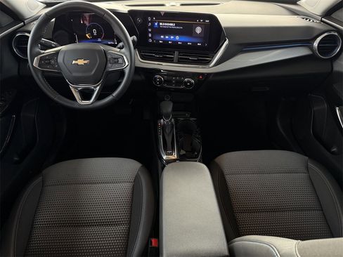 Used 2025 Chevrolet Trax LT w/ LT Convenience Package image 11