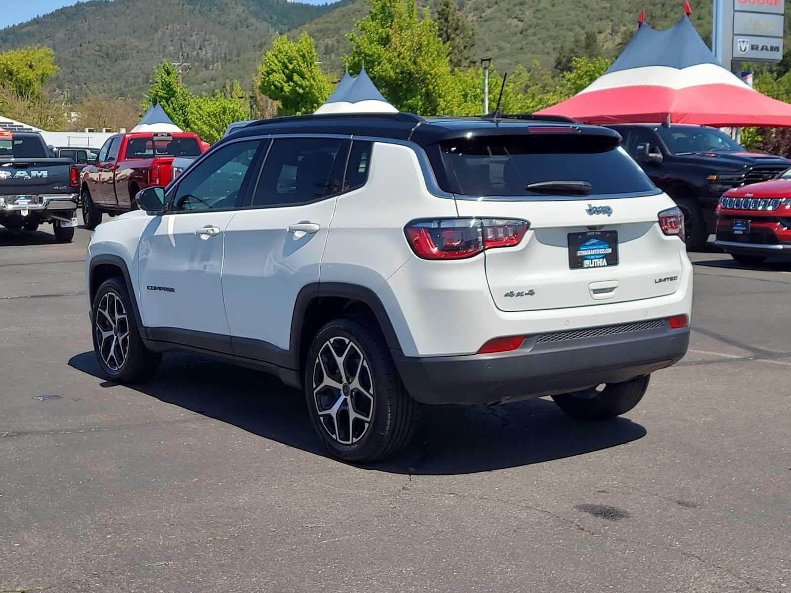 Used 2025 Jeep Compass Limited AWD/4WD image 12