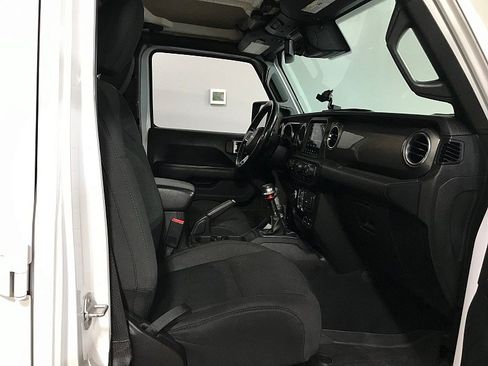 Used 2020 Jeep Gladiator Overland AWD/4WD image 13
