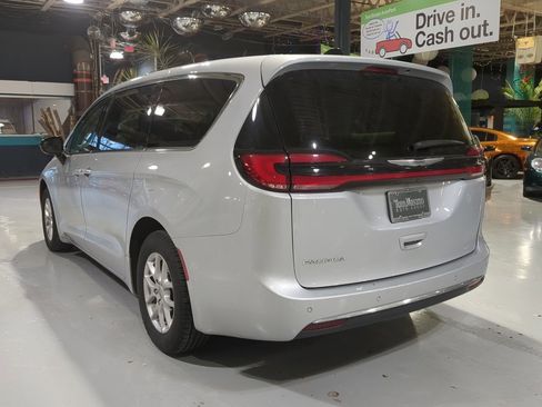 Used 2024 Chrysler Pacifica Touring-L image 10