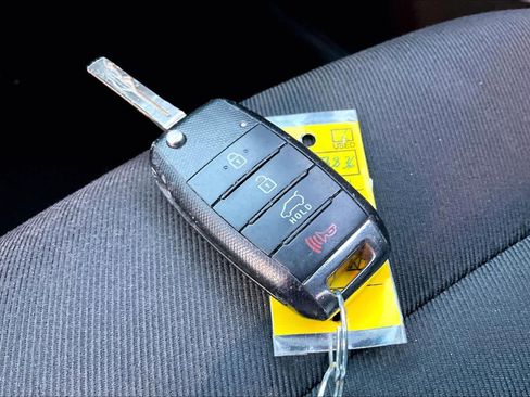 Used 2016 Kia Soul + image 12