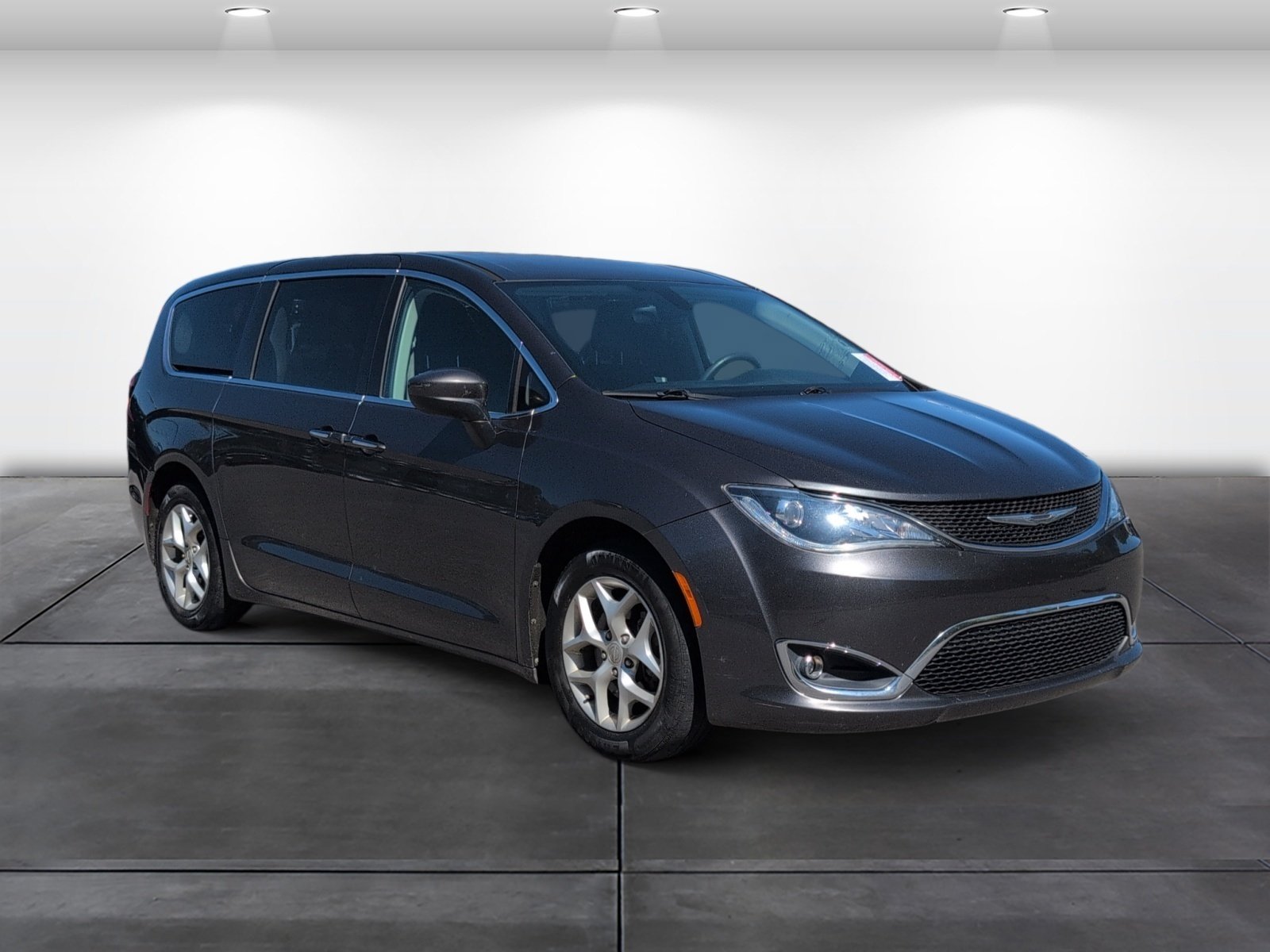 Used 2017 Chrysler Pacifica Touring Plus w/ Tire & Wheel Group FWD image 2