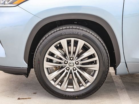 Certified 2021 Toyota Highlander Platinum FWD image 11