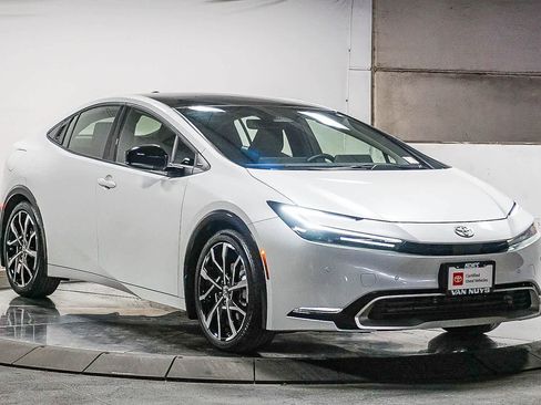 Used 2026 Toyota Prius Plug-In Hybrid image 3