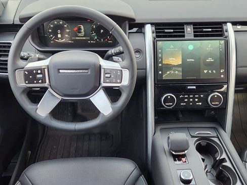 Used 2025 Land Rover Discovery S image 27