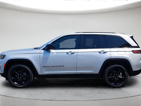 Used 2023 Jeep Grand Cherokee Altitude AWD/4WD image 6