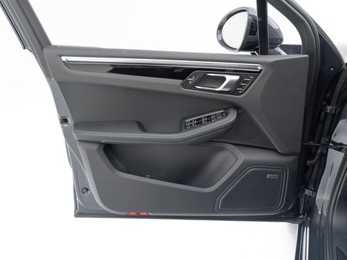 Certified 2025 Porsche Macan AWD/4WD image 18