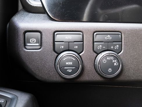 Used 2025 Chevrolet Silverado 1500 LT image 10