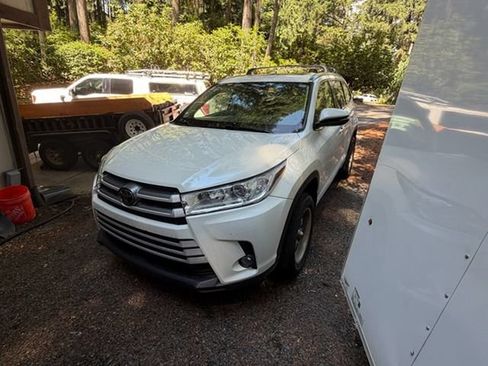 Used 2017 Toyota Highlander XLE AWD/4WD image 1