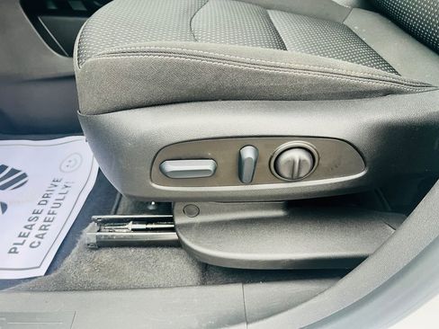 Used 2023 GMC Terrain SLE w/ Driver Convenience Package image 18