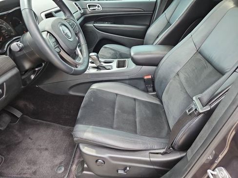 Used 2018 Jeep Grand Cherokee Altitude RWD image 10